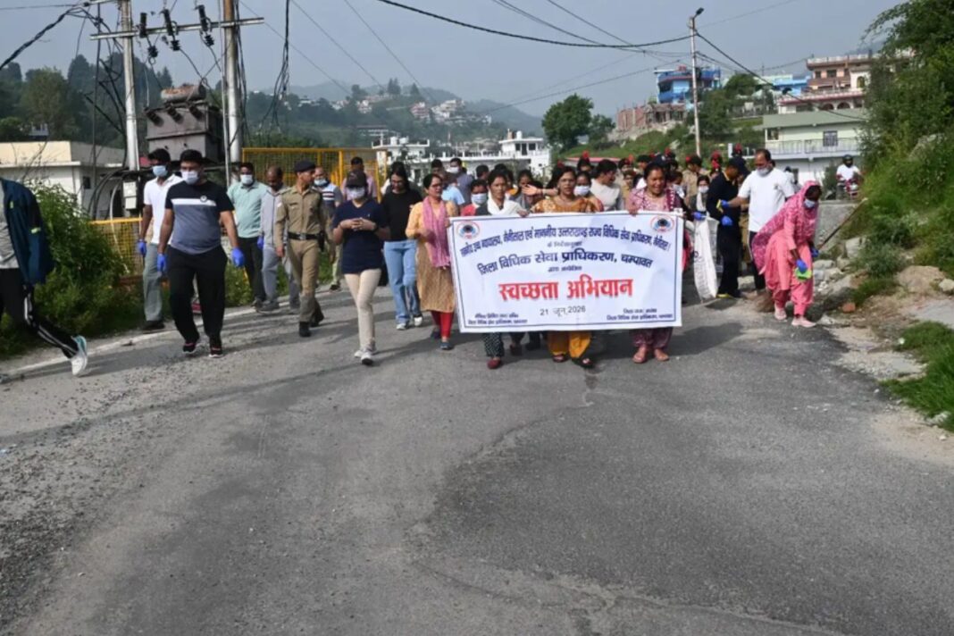 अंतरराष्ट्रीय योग दिवस पर चंपावत जिला न्यायालय में योग और स्वच्छता का संदेश, न्यायिक अधिकारियों ने किया सामूहिक योगाभ्यास अंतरराष्ट्रीय योग दिवस पर चंपावत जिला न्यायालय में योग और स्वच्छता का संदेश