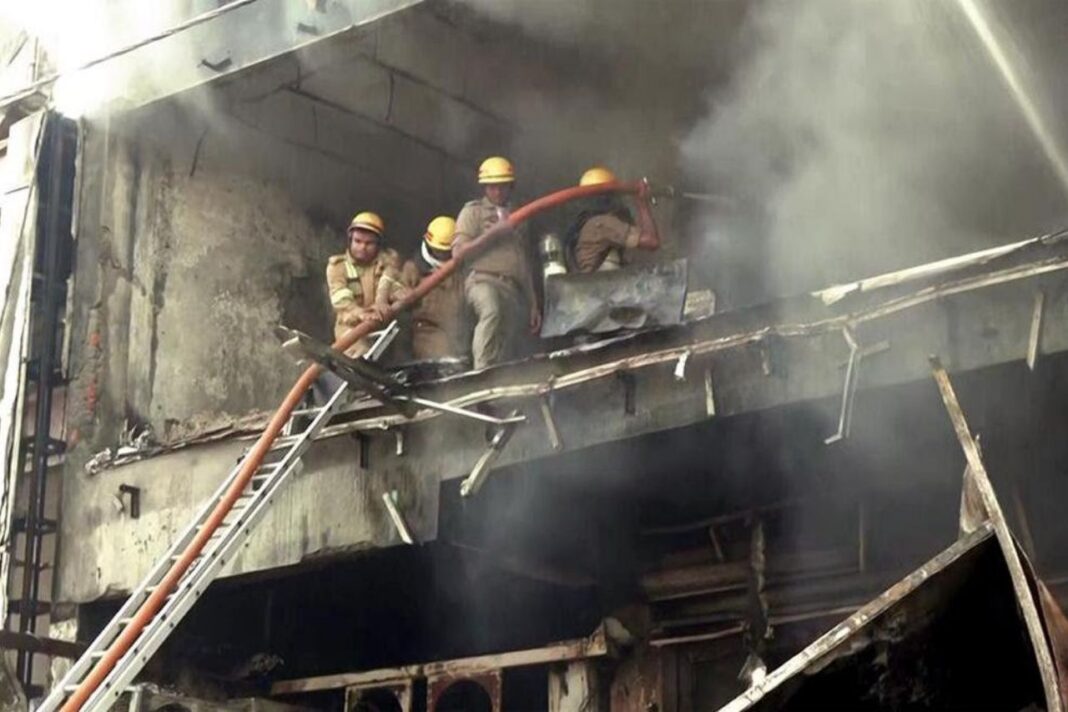 लखनऊ अग्निकांड: अलीगंज की तीन मंजिला इमारत में भीषण आग, 15 की मौत; मुख्यमंत्री योगी ने दिए सख्त जांच के आदेश अलीगंज की तीन मंजिला इमारत में भीषण आग, 15 की मौत
