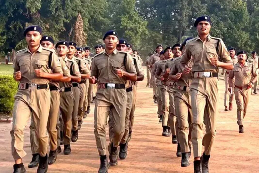 एसएसपी नवनीत सिंह ने जवानों संग लगाई दौड़, परेड में दिया फिटनेस और अनुशासन का संदेश एसएसपी नवनीत सिंह ने जवानों संग लगाई दौड़