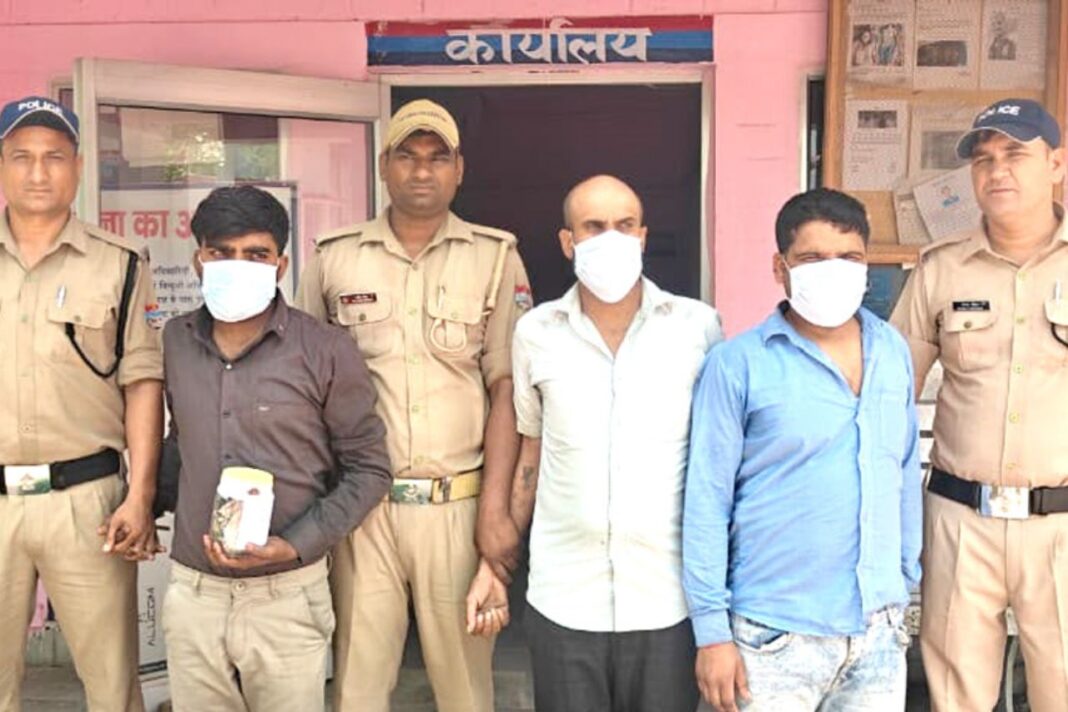 कंपनी में स्क्रैप से निकलने वाली चांदी चोरी का खुलासा, तीन कर्मचारी गिरफ्तार कंपनी में स्क्रैप से निकलने वाली चांदी चोरी का खुलासा, तीन कर्मचारी गिरफ्तार