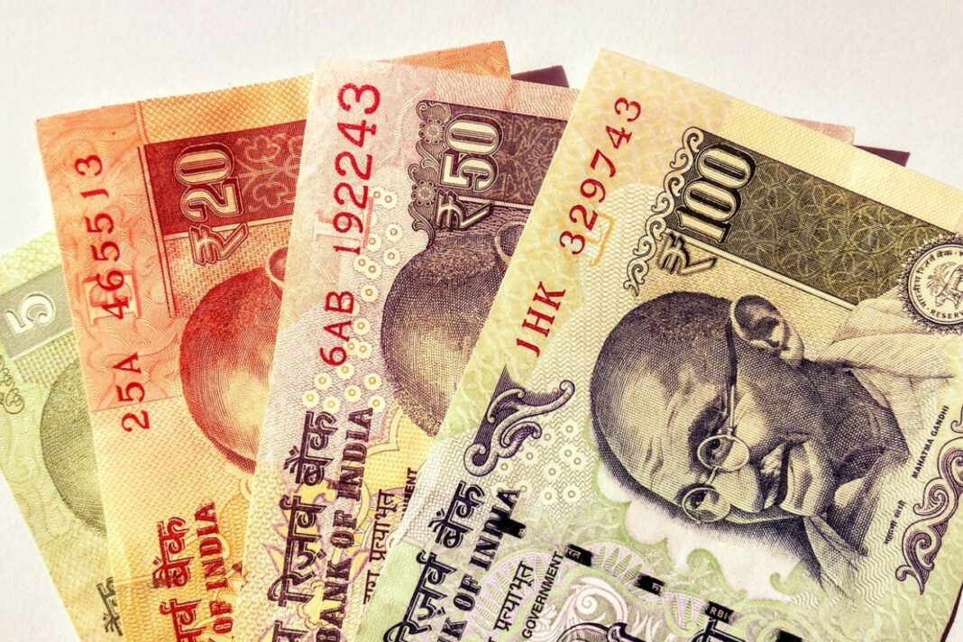 कच्चे तेल में गिरावट और शेयर बाजार की तेजी से रुपये में 102 पैसे की जोरदार मजबूती कच्चे तेल में गिरावट और शेयर बाजार की तेजी से रुपये में 102 पैसे की जोरदार मजबूती