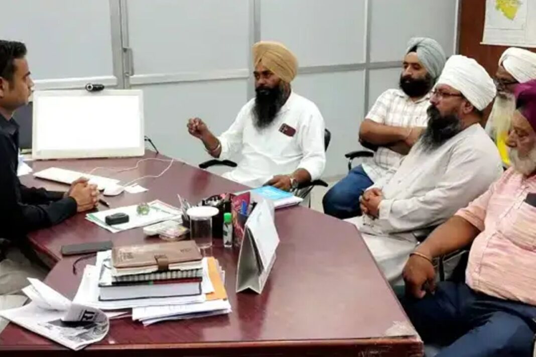 कर्णप्रयाग प्रकरण पर सिख समाज में रोष, निष्पक्ष जांच की मांग को लेकर मुख्यमंत्री के नाम सौंपा ज्ञापन कर्णप्रयाग प्रकरण पर सिख समाज में रोष
