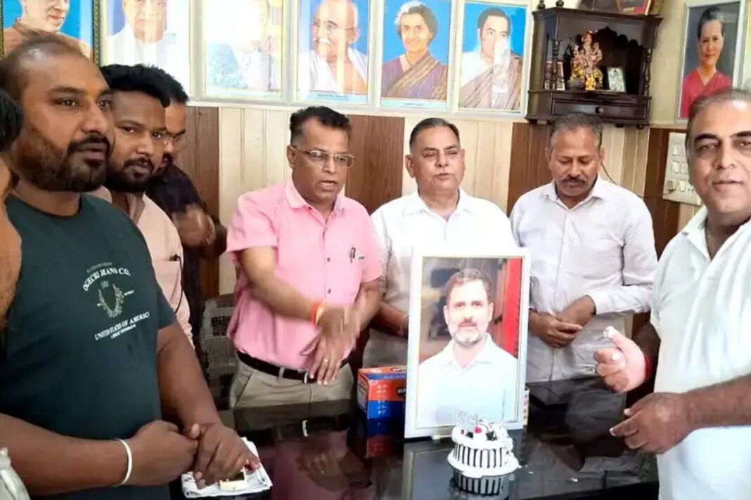 कांग्रेस कार्यालय में राहुल गांधी का जन्मदिन सादगी से मनाया गया, संघर्ष और विचारधारा को किया याद कांग्रेस कार्यालय में राहुल गांधी का जन्मदिन सादगी से मनाया गया, संघर्ष और विचारधारा को किया याद
