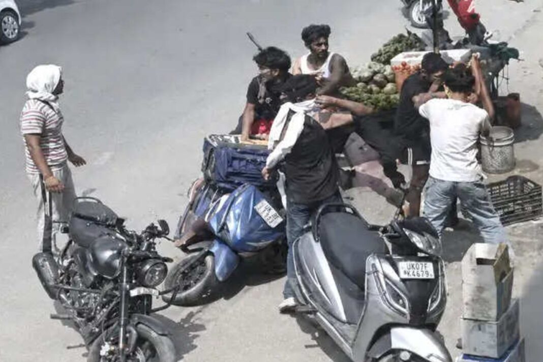 क्रिकेट मैच के बाद रंजिश में युवक पर हमला, नकाबपोश हमलावरों की पिटाई CCTV में कैद क्रिकेट मैच के बाद रंजिश में युवक पर हमला