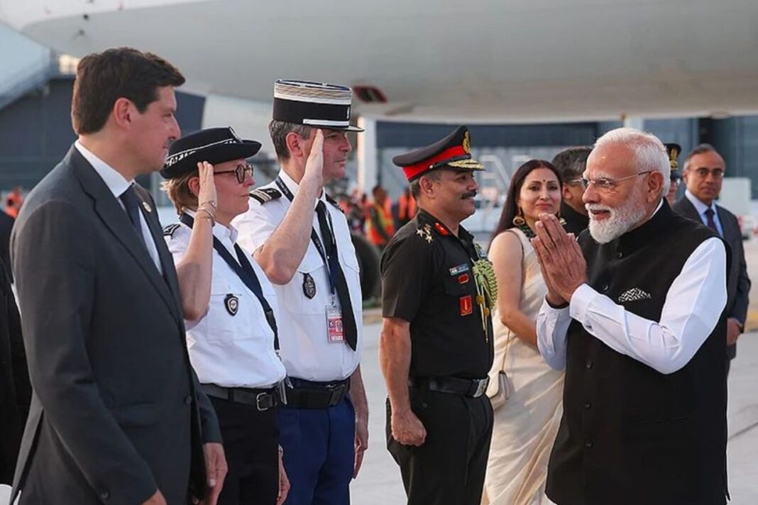 जी7 के बाद पीएम मोदी पेरिस पहुंचे, प्रवासी भारतीयों ने किया भव्य स्वागत जी7 के बाद पीएम मोदी पेरिस पहुंचे