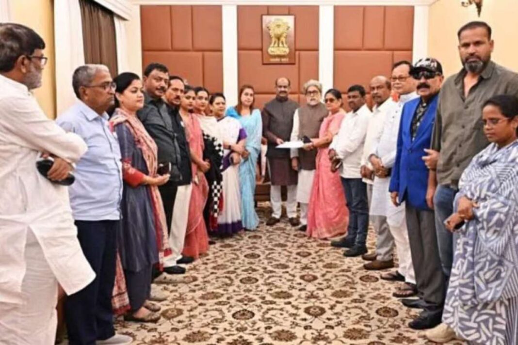 टीएमसी में बड़ा राजनीतिक घटनाक्रम, 20 सांसदों के अलग होने का दावा टीएमसी में बड़ा राजनीतिक घटनाक्रम, 20 सांसदों के अलग होने का दावा