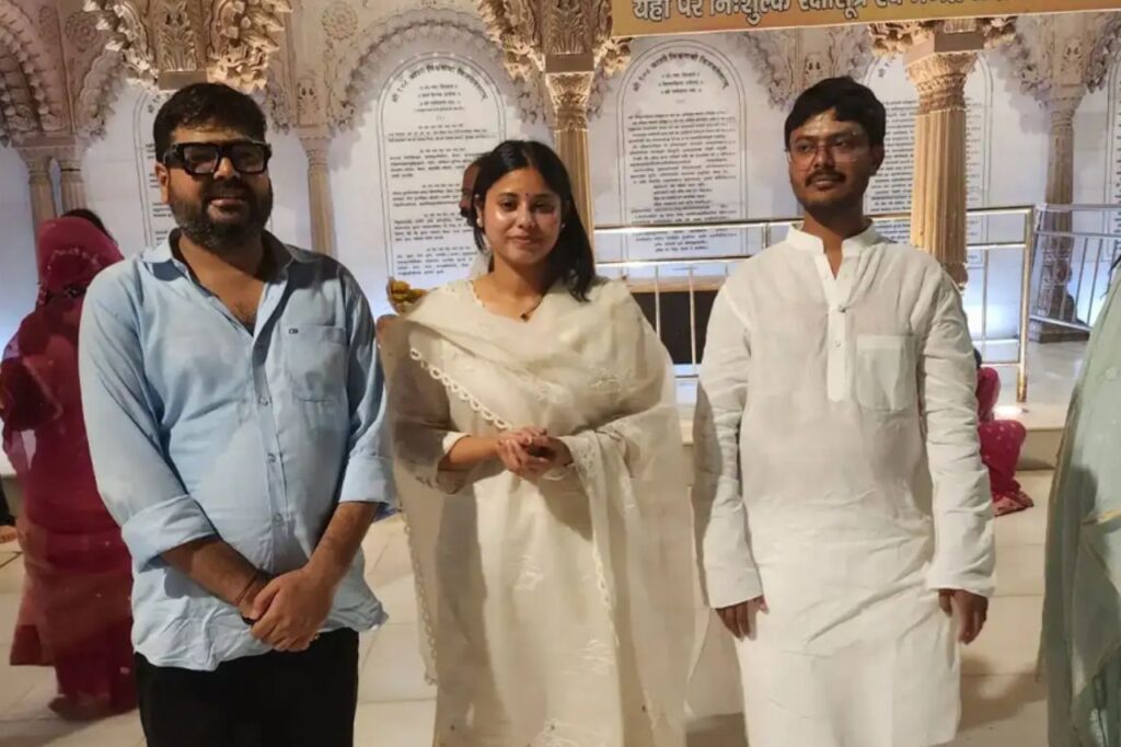 डिंपल यादव अपने परिवार के सदस्यों