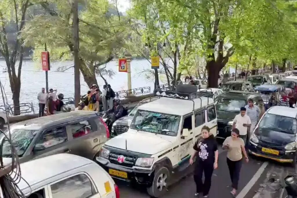 ढाई हजार से अधिक वाहनों की एंट्री से दिनभर ट्रैफिक व्यवस्था रही प्रभावित
