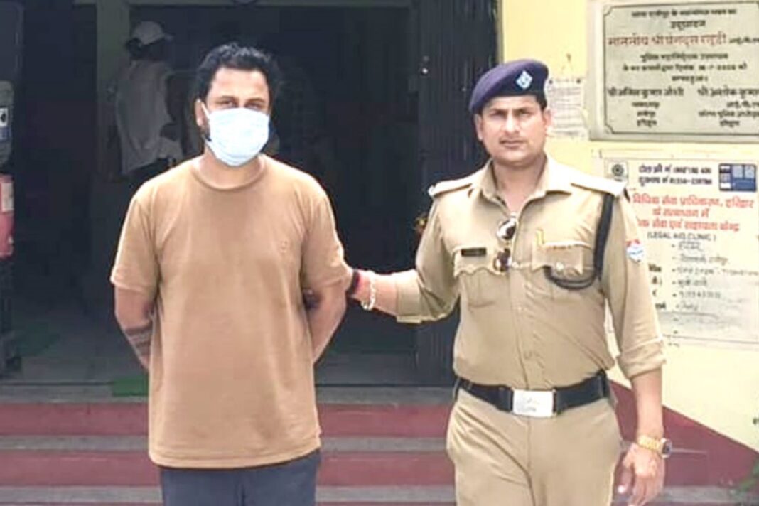 दहेज उत्पीड़न मामले में कार्रवाई, पत्नी को आग लगाने का आरोपित पति दबोचा गया दहेज उत्पीड़न मामले में कार्रवाई, पत्नी को आग लगाने का आरोपित पति दबोचा गया
