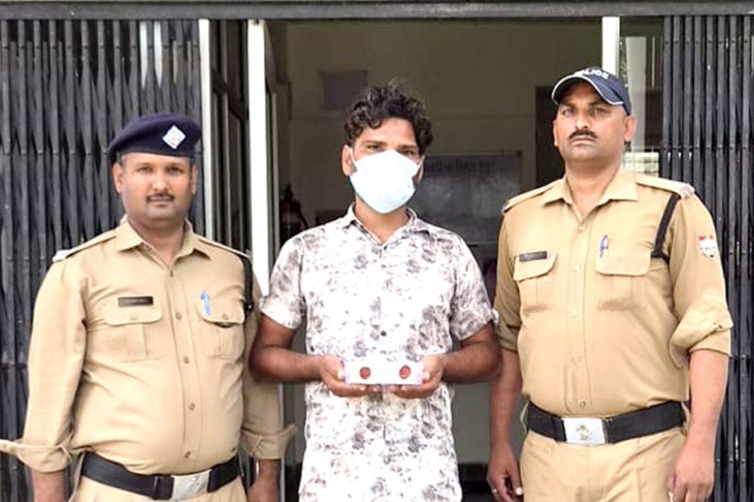 नशीले इंजेक्शनों के साथ तस्कर गिरफ्तार, 44 इंजेक्शन बरामद नशीले इंजेक्शनों के साथ तस्कर गिरफ्तार, 44 इंजेक्शन बरामद
