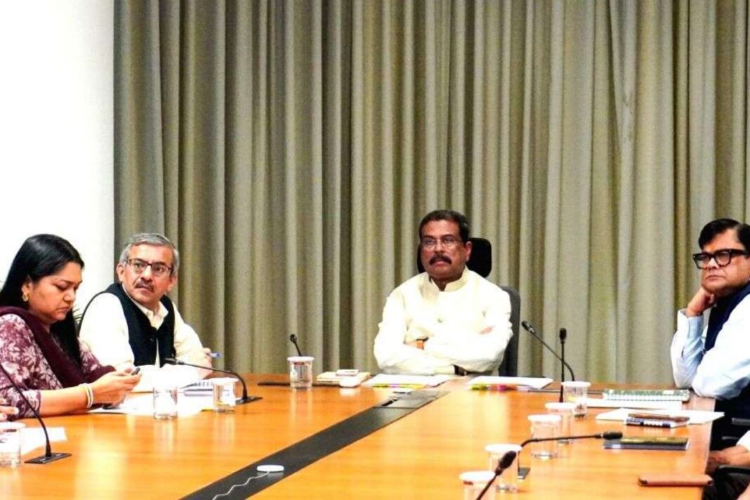 नीट-यूजी पुनर्परीक्षा की तैयारियों की समीक्षा, शिक्षा मंत्री धर्मेंद्र प्रधान ने दिए सख्त निर्देश नीट-यूजी पुनर्परीक्षा शिक्षा मंत्री धर्मेंद्र प्रधान ने दिए सख्त निर्देश