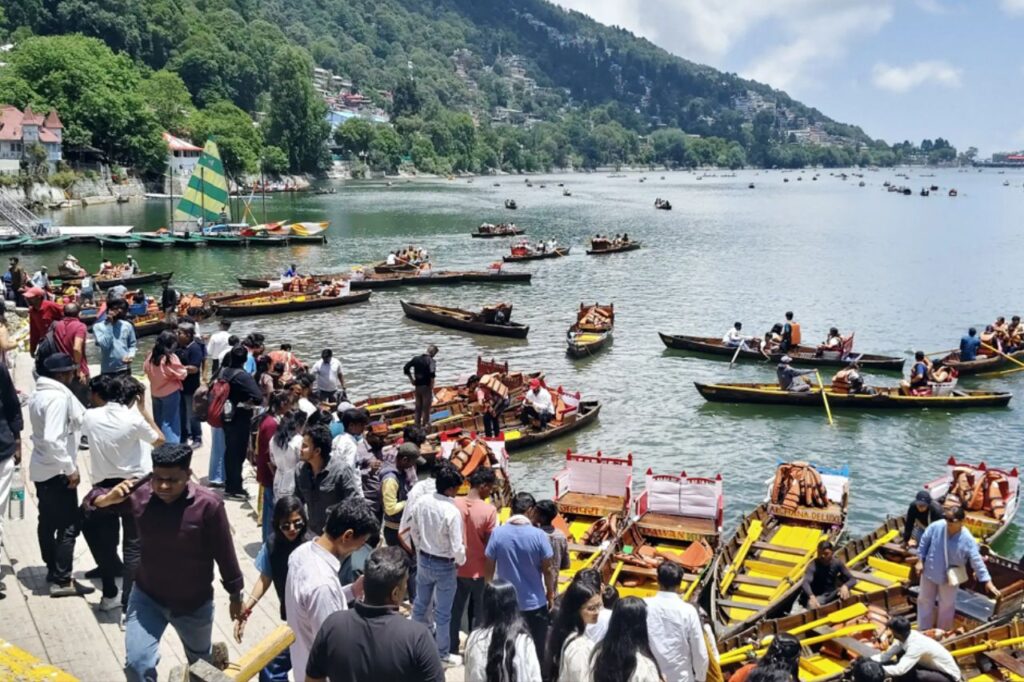 नैनीताल में वीकेंड पर पर्यटकों की भारी भीड़, शहर की यातायात व्यवस्था पर बढ़ा दबाव