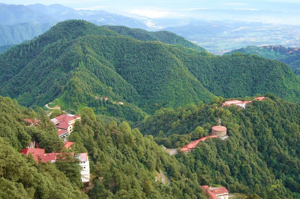 पर्वतों पर हरियाली ने फिर से दस्तक दी