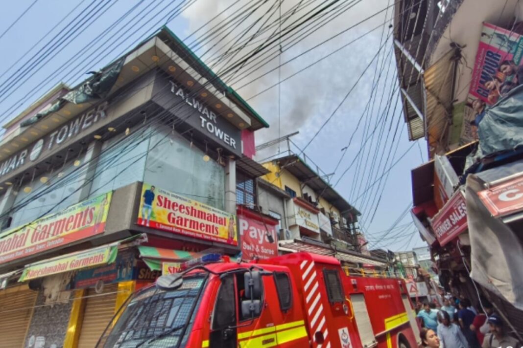 पलटन बाजार की कपड़ा दुकान के गोदाम में आग, लाखों का माल जलकर खाक
