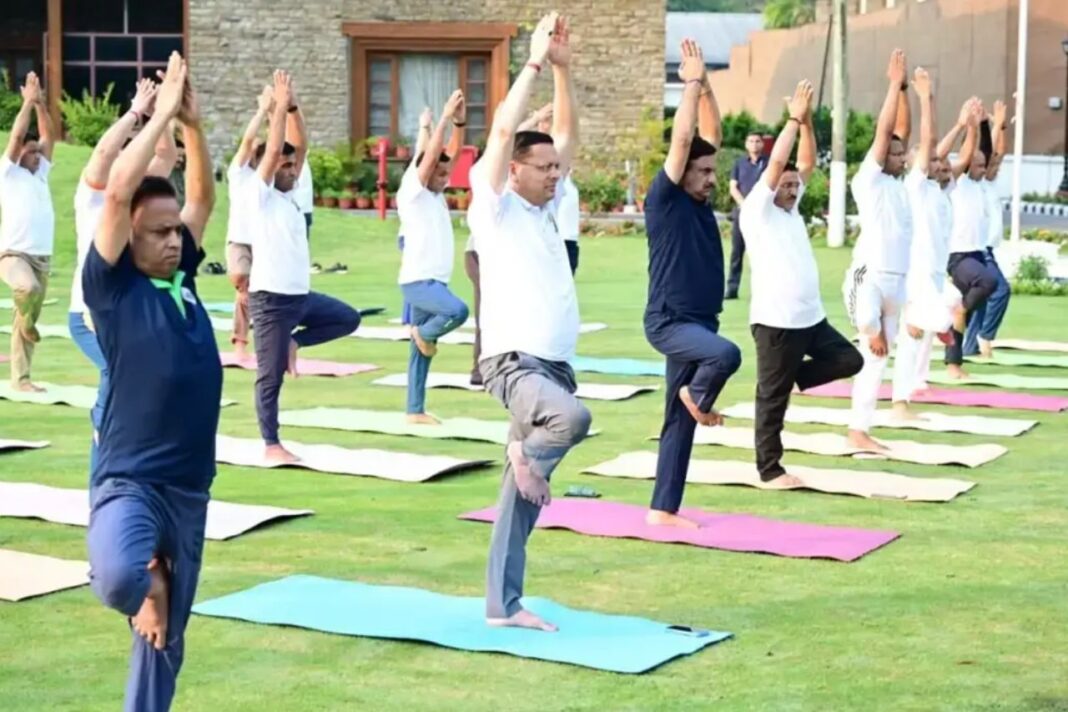 मुख्यमंत्री धामी ने योग दिवस पर किया योगाभ्यास