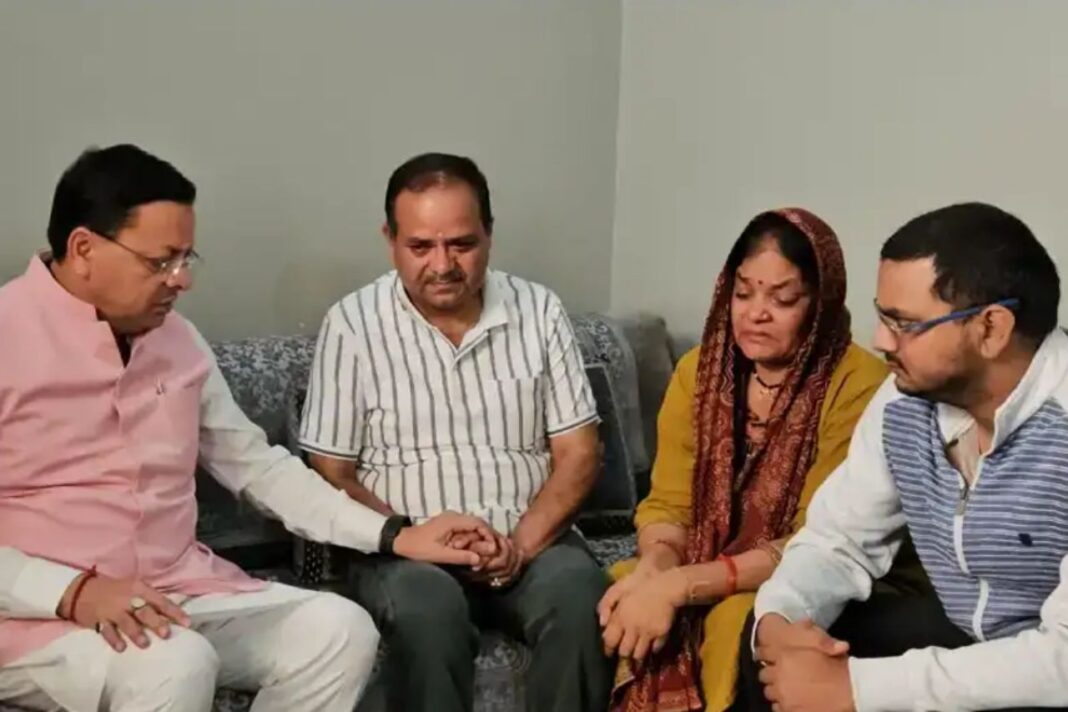 मुख्यमंत्री धामी ने शहीद लेफ्टिनेंट बीरेश्वर गोस्वामी को दी श्रद्धांजलि, परिजनों से मिलकर जताई संवेदना मुख्यमंत्री धामी ने शहीद लेफ्टिनेंट बीरेश्वर गोस्वामी को दी श्रद्धांजलि