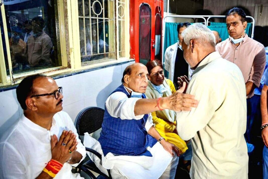 लखनऊ कोचिंग सेंटर अग्निकांड: रक्षा मंत्री राजनाथ सिंह ने घायलों से की मुलाकात, सर्वोत्तम उपचार के दिए निर्देश लखनऊ कोचिंग सेंटर अग्निकांड: रक्षा मंत्री राजनाथ सिंह ने घायलों से की मुलाकात, सर्वोत्तम उपचार के दिए निर्देश