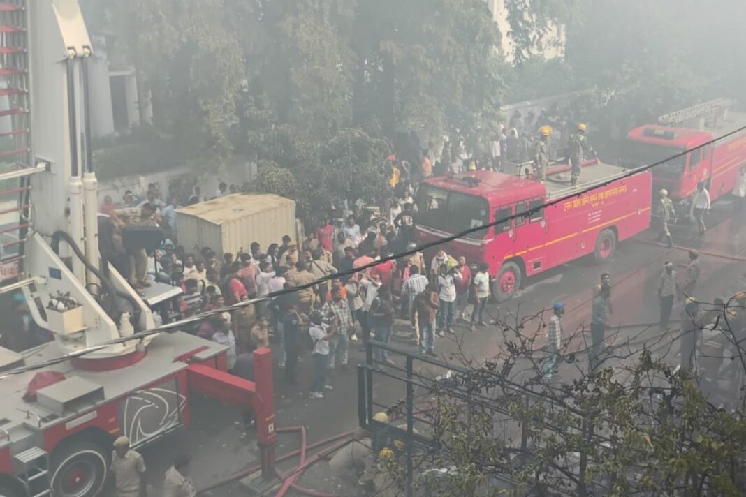 लखनऊ अग्निकांड: अलीगंज के एनिमेशन सेंटर में भीषण आग, 14 की मौत; बचाव अभियान में NDRF-एसडीआरएफ जुटी लखनऊ अग्निकांड अलीगंज के एनिमेशन सेंटर में भीषण आग