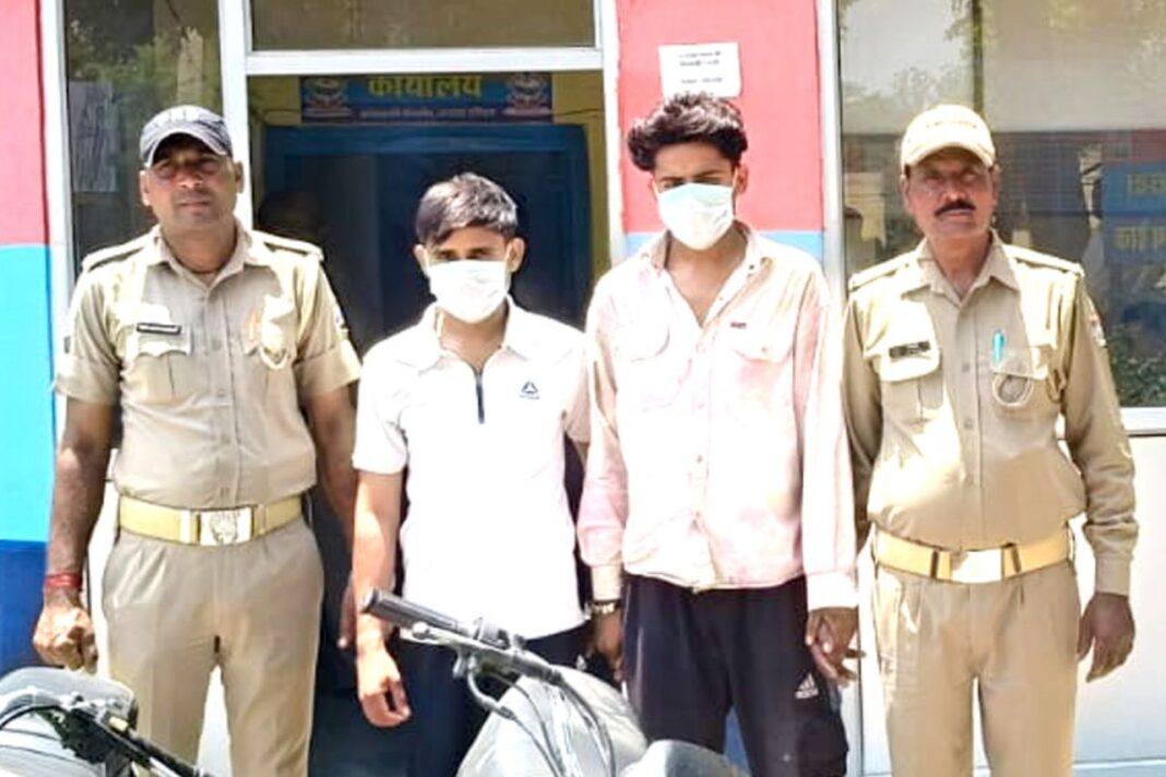 लूट की सनसनीखेज वारदात का खुलासा, दो शातिर लुटेरे गिरफ्तार, बुलेट व स्प्लेंडर बाइक बरामद लूट की सनसनीखेज वारदात का खुलास
