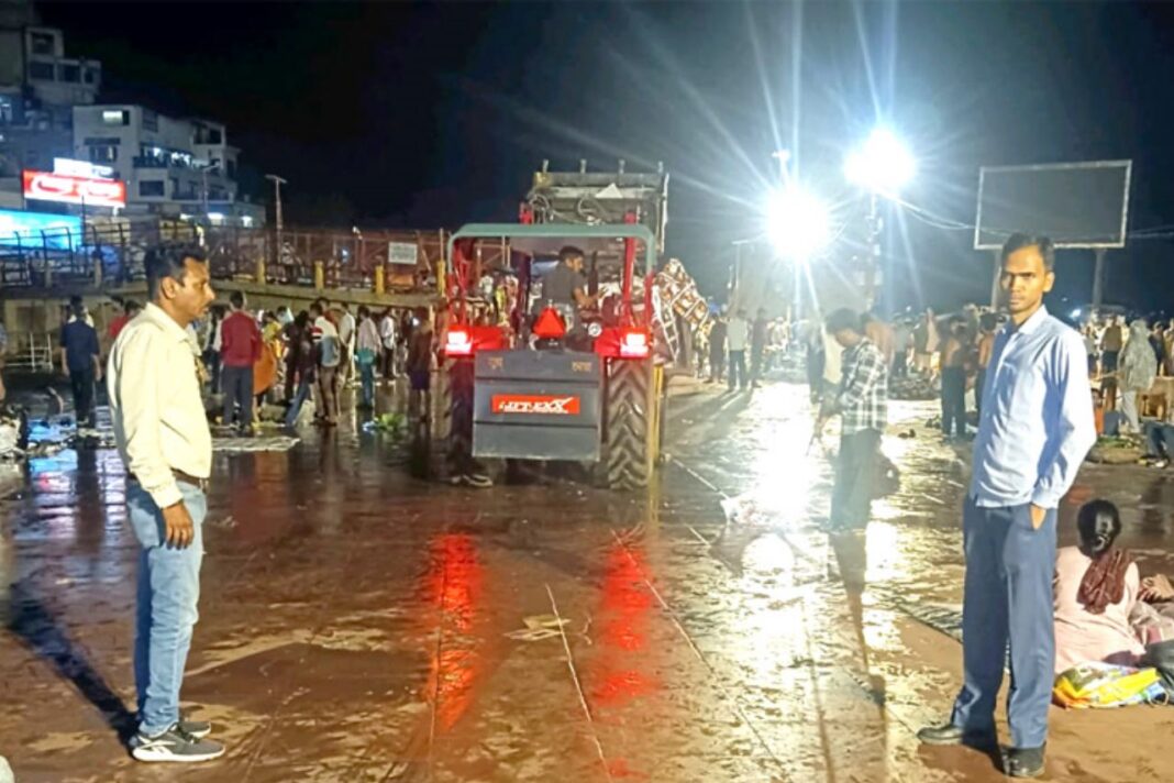सोमवती अमावस्या के बाद रातभर चला स्वच्छता अभियान, 90 ट्रैक्टर कूड़ा हटाया गया