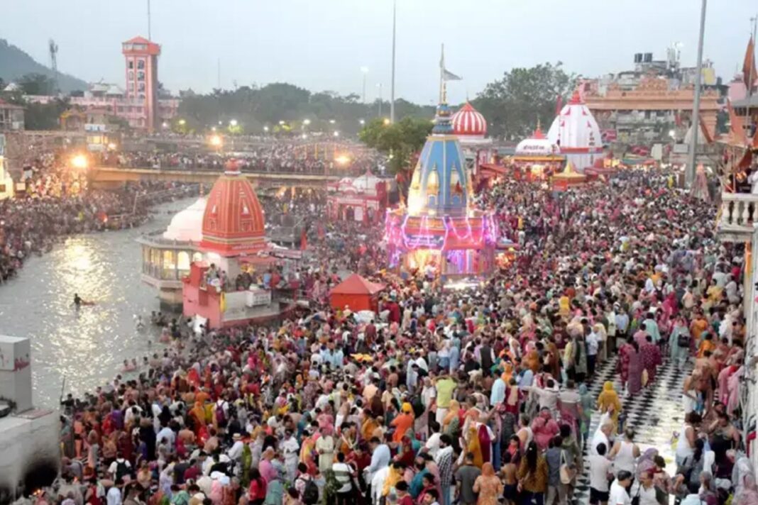 सोमवती अमावस्या पर हरिद्वार में श्रद्धालुओं की भारी भीड़ उमड़ी