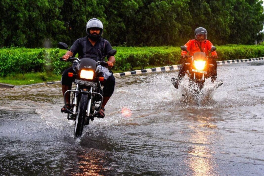 मौसम अलर्ट: 16 राज्यों में भारी बारिश और आंधी-तूफान की चेतावनी, हिमाचल-उत्तराखंड में अतिभारी वर्षा का खतरा 16 राज्यों में भारी बारिश और आंधी-तूफान की चेतावनी