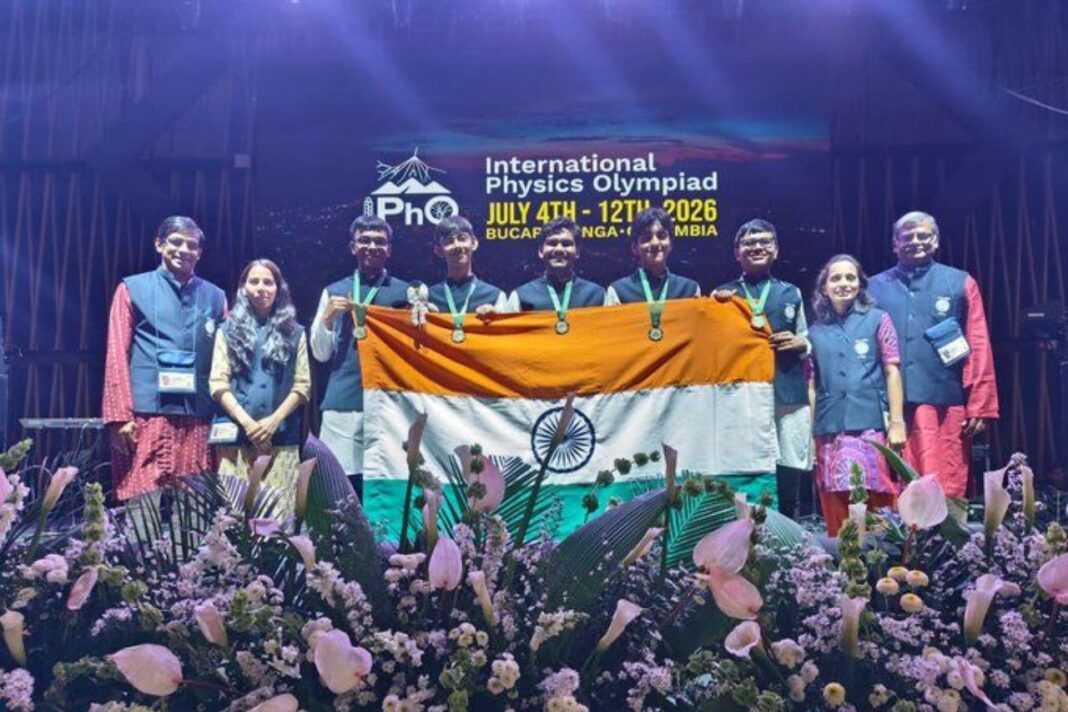 अंतरराष्ट्रीय भौतिकी ओलंपियाड 2026 में भारत का शानदार प्रदर्शन, पांचों छात्रों ने जीते स्वर्ण पदक अंतरराष्ट्रीय भौतिकी ओलंपियाड 2026 में भारत का शानदार प्रदर्शन, पांचों छात्रों ने जीते स्वर्ण पदक