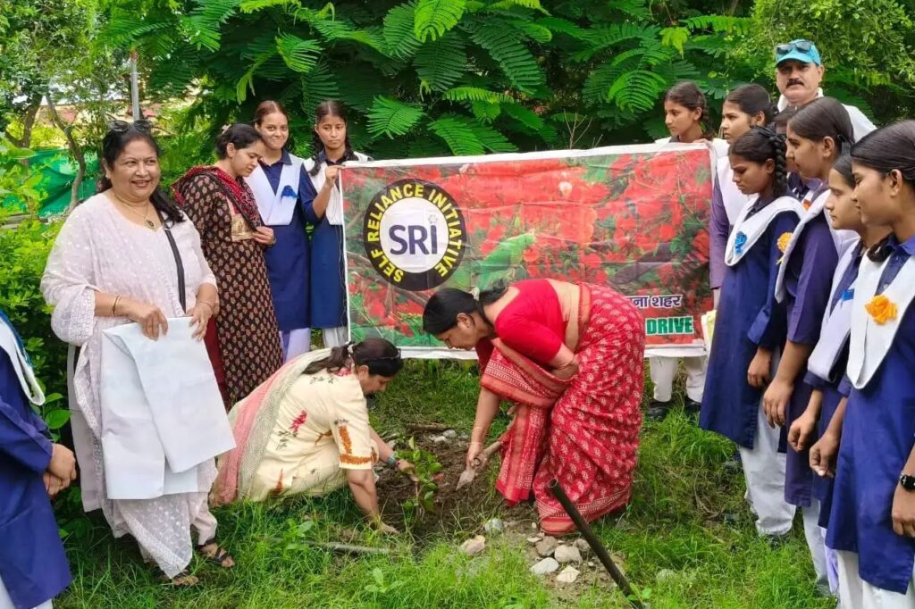 'आओ, धरती को फिर से हरा करें' अभियान: हल्द्वानी के जीजीआईसी में छात्राओं ने किया पौधारोपण