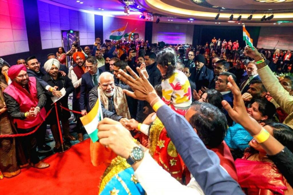 कड़ाके की ठंड के बीच भारतीय मूल के लोगों ने दिखाया उत्साह