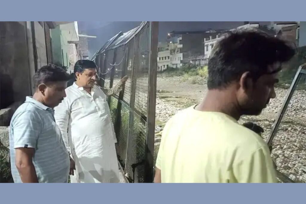 कांग्रेस पार्षद महावीर वशिष्ठ ने निजी खर्च से संभाली पहल