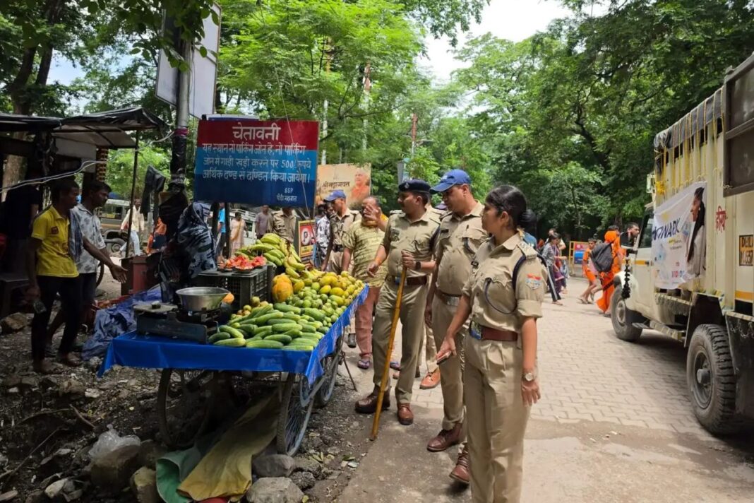 कांवड़ यात्रा मार्ग पर पुलिस का सख्त अभियान, अतिक्रमण हटाया और रेहड़ी-ठेली संचालकों का सत्यापन किया कांवड़ यात्रा, उत्तराखंड पुलिस, अतिक्रमण हटाया, रेहड़ी ठेली सत्यापन, नीलकंठ यात्रा मार्ग, पौड़ी गढ़वाल समाचार, यात्रा सुरक्षा