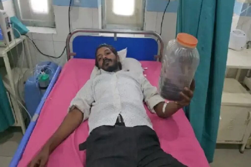 कोबरा के डसने के बाद जिंदा सांप को डिब्बे में लेकर अस्पताल पहुंचा युवक