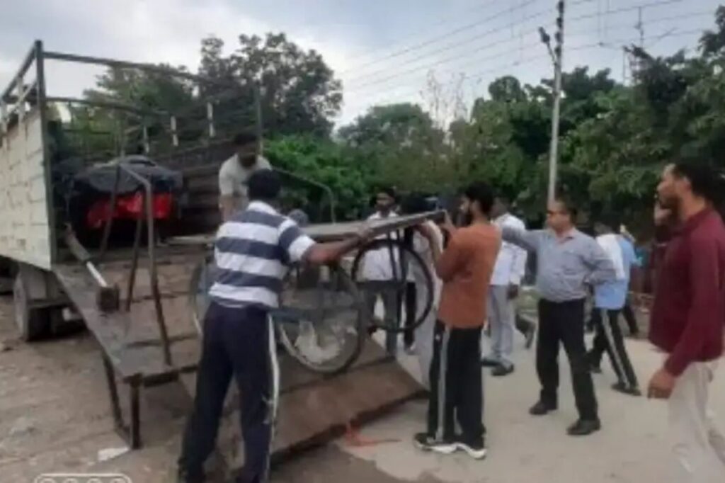 चमगादड़ टापू में दूसरे दिन भी चला बुलडोजर अभियान