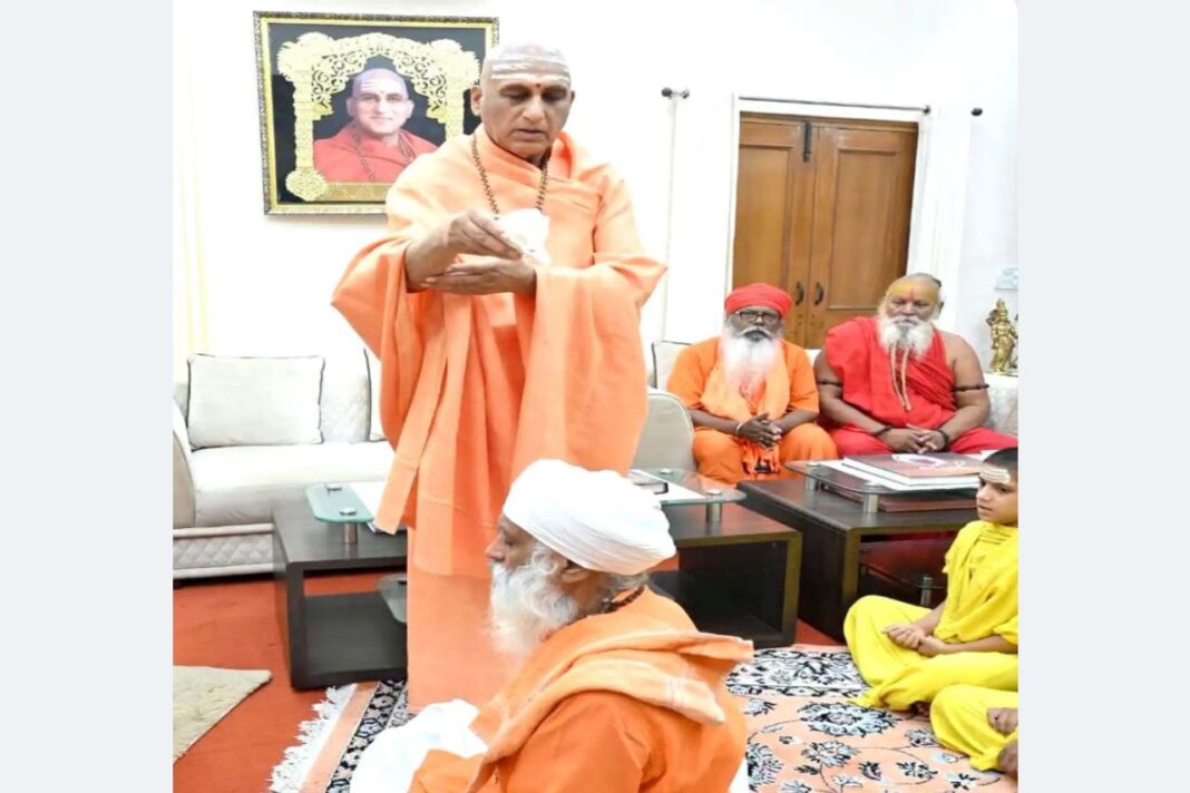 जूना अखाड़े ने कृष्णा शाह नंद गिरी को दी जगतगुरु की उपाधि, वाल्मीकि अखाड़े के गठन का भी ऐलान जूना अखाड़े ने कृष्णा शाह नंद गिरी को दी जगतगुरु की उपाधि