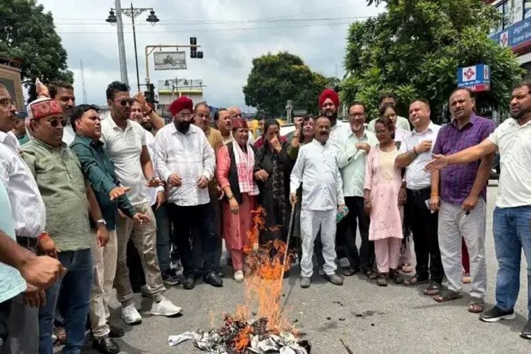 नीट विवाद को लेकर देहरादून में कांग्रेस का प्रदर्शन