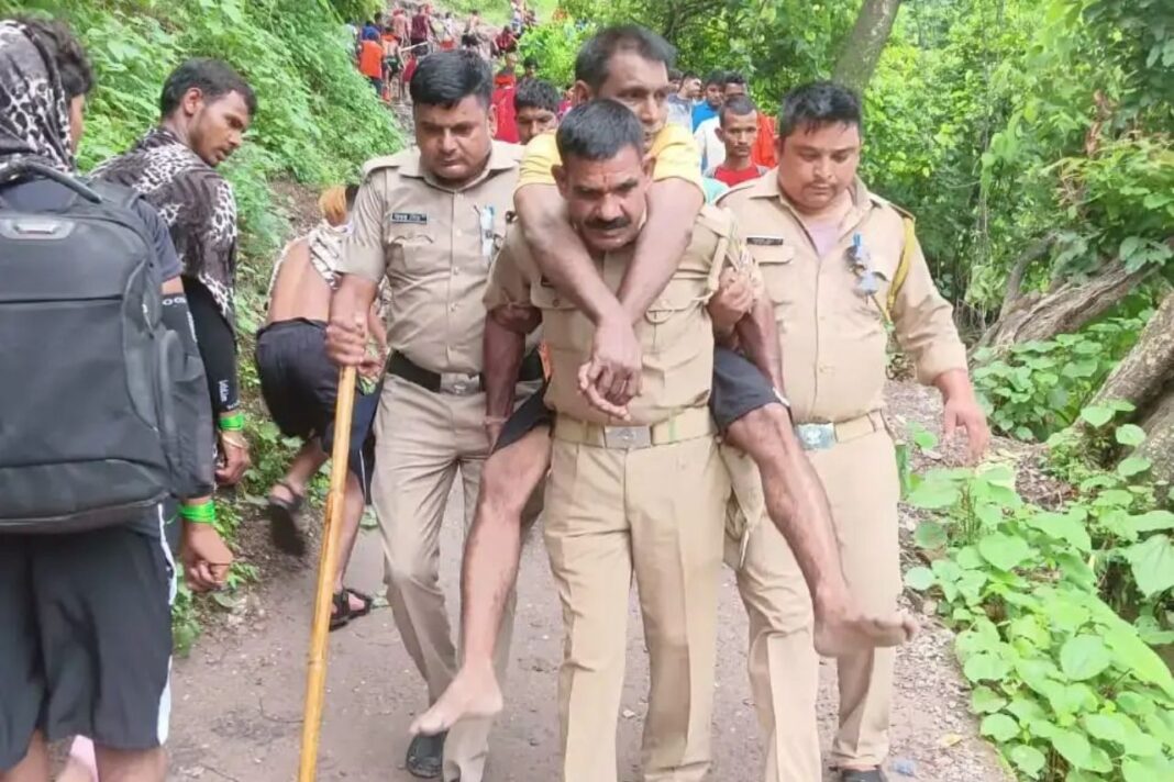 नीलकंठ यात्रा मार्ग पर उत्तराखंड पुलिस का मानवीय चेहरा, बीमार श्रद्धालु को सहारा देकर पहुंचाया अस्पताल उत्तराखंड पुलिस, नीलकंठ यात्रा मार्ग, कांवड़ यात्रा समाचार, पौड़ी गढ़वाल समाचार, बीमार श्रद्धालु, पुलिस ने बचाई जान