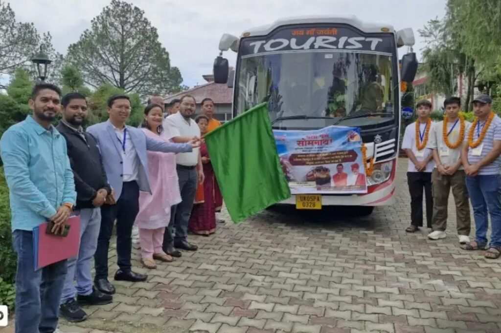 पिथौरागढ़ से सोमनाथ यात्रा पर रवाना हुआ 40 श्रद्धालुओं का दल