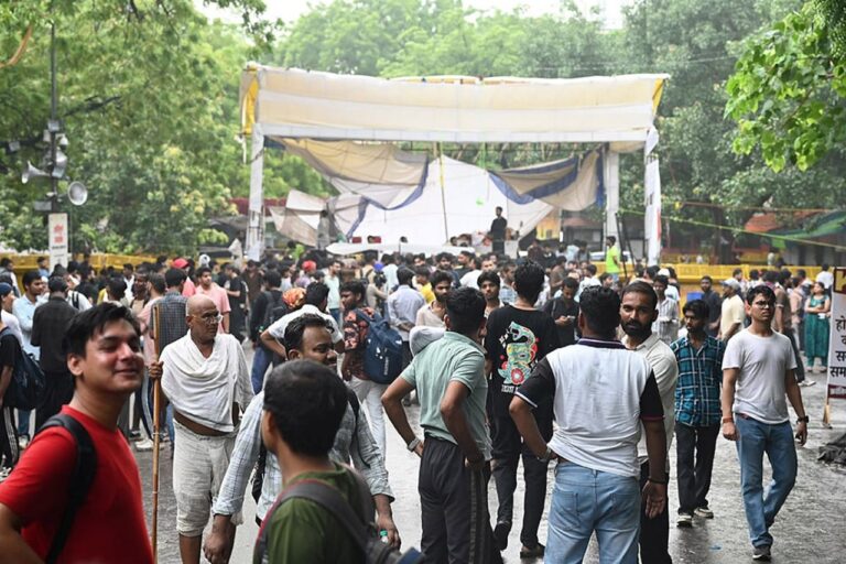 बढ़ते प्रदर्शन के बीच सक्रिय हुई केंद्र सरकार