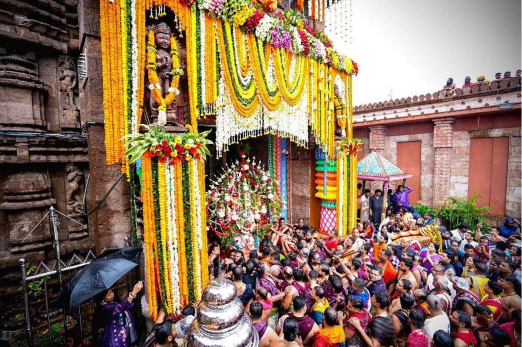 भगवान जगन्नाथ, बलभद्र और सुभद्रा की भव्य यात्रा शुरू, लाखों श्रद्धालुओं से उमड़ी आस्था 1