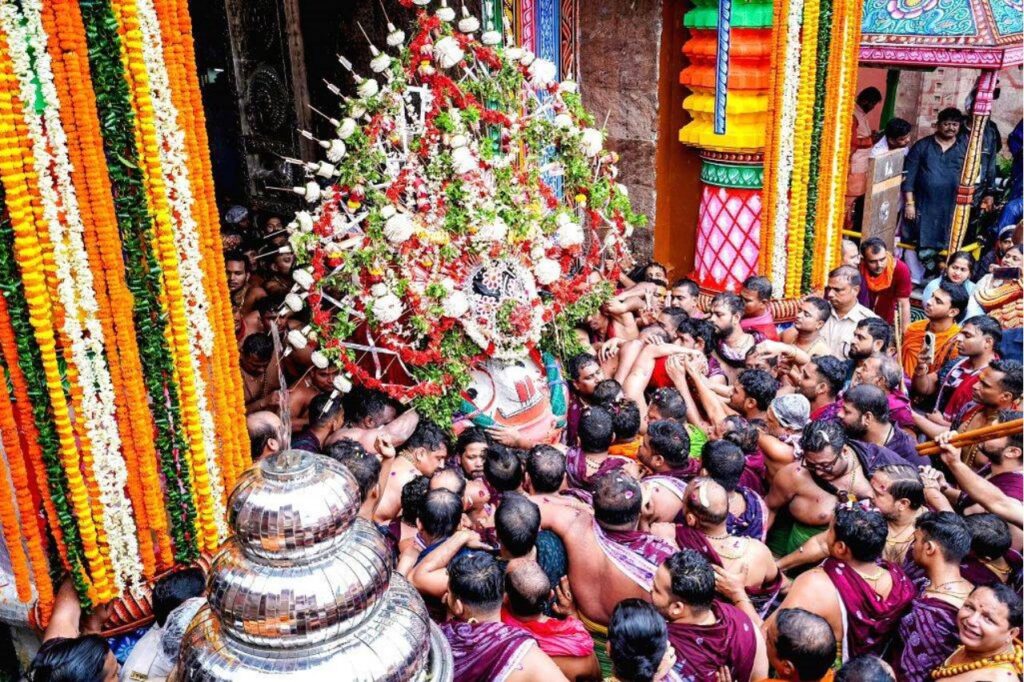 भगवान जगन्नाथ, बलभद्र और सुभद्रा की भव्य यात्रा शुरू, लाखों श्रद्धालुओं से उमड़ी आस्था 2