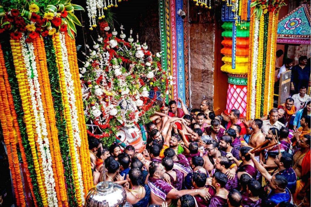 भगवान जगन्नाथ, बलभद्र और सुभद्रा की भव्य यात्रा शुरू, लाखों श्रद्धालुओं से उमड़ी आस्था 3