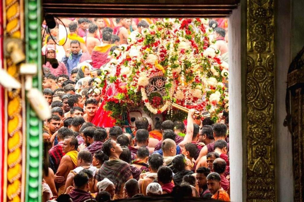 भगवान जगन्नाथ, बलभद्र और सुभद्रा की भव्य यात्रा शुरू, लाखों श्रद्धालुओं से उमड़ी आस्था 4