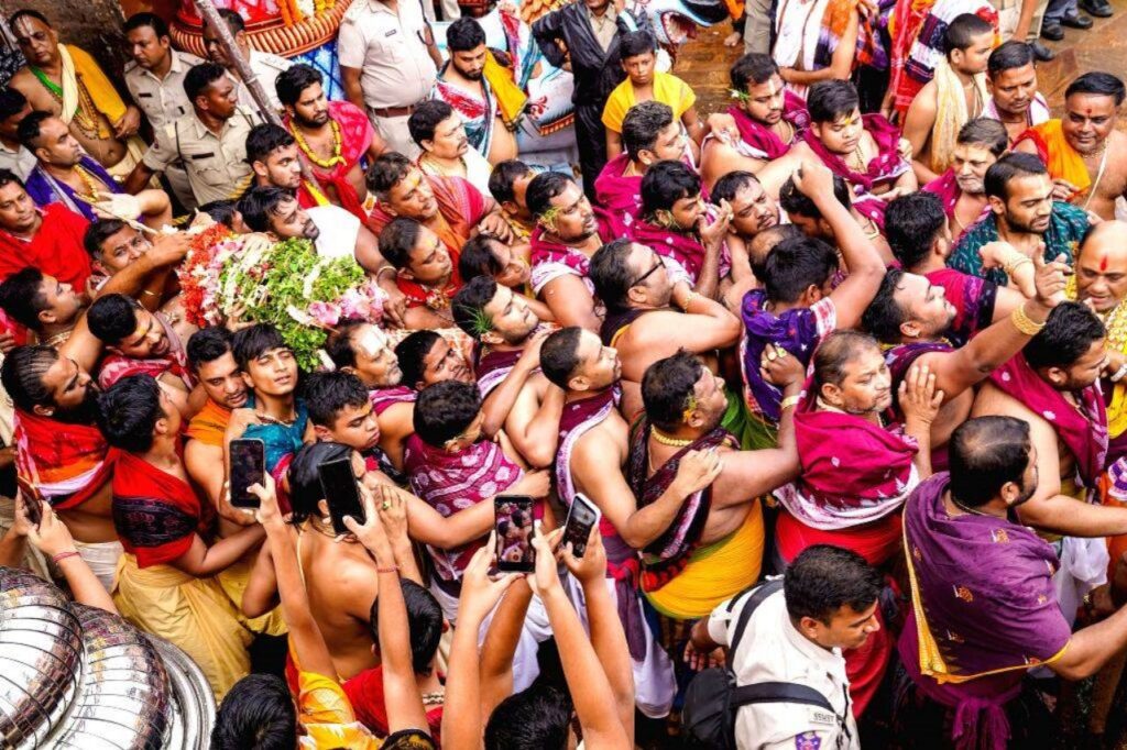 भगवान जगन्नाथ, बलभद्र और सुभद्रा की भव्य यात्रा शुरू, लाखों श्रद्धालुओं से उमड़ी आस्था 5