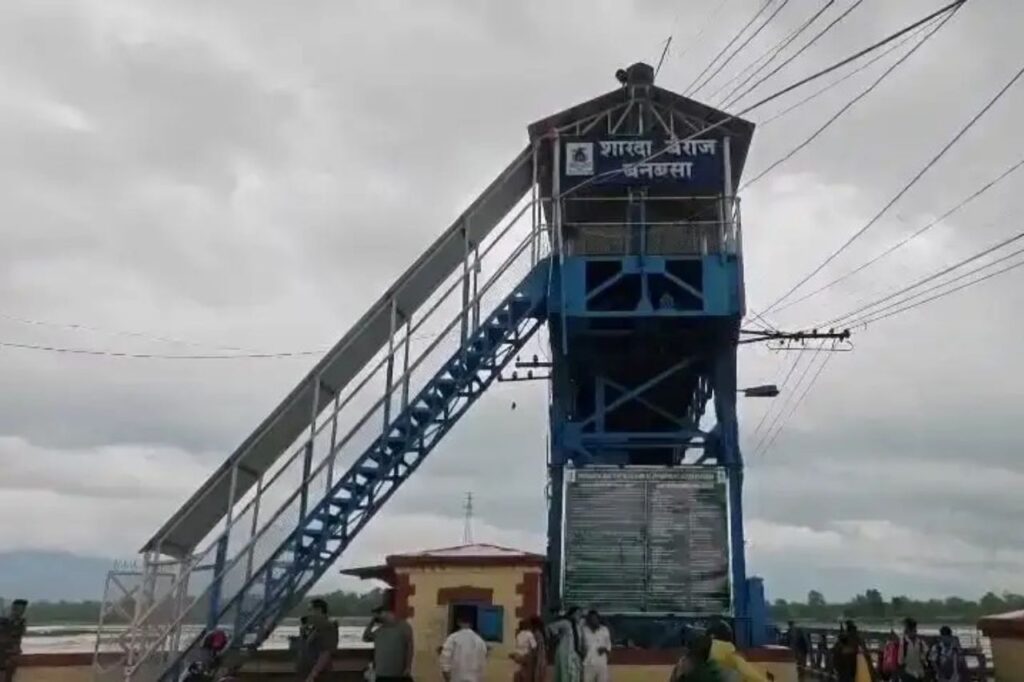 भारी बारिश से उफान पर शारदा नदी