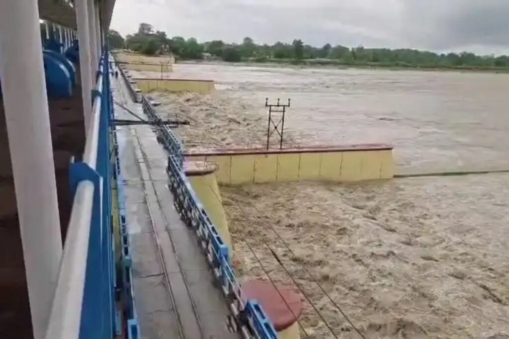 भारी बारिश से उफान पर शारदा नदी, बनबसा बैराज पर रेड अलर्ट जारी