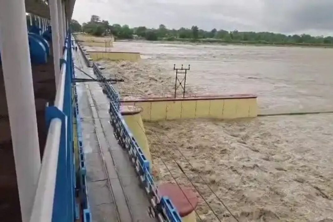 भारी बारिश से उफान पर शारदा नदी, बनबसा बैराज पर रेड अलर्ट जारी, एक लाख क्यूसेक से अधिक पानी छोड़ा गया भारी बारिश से उफान पर शारदा नदी, बनबसा बैराज पर रेड अलर्ट जारी