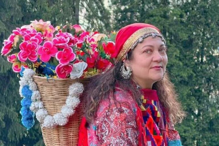 मंदाकिनी ने हिमाचली अंदाज में जीता दिल, मनाली की खूबसूरती के बीच दिखा अभिनेत्री का खास लुक