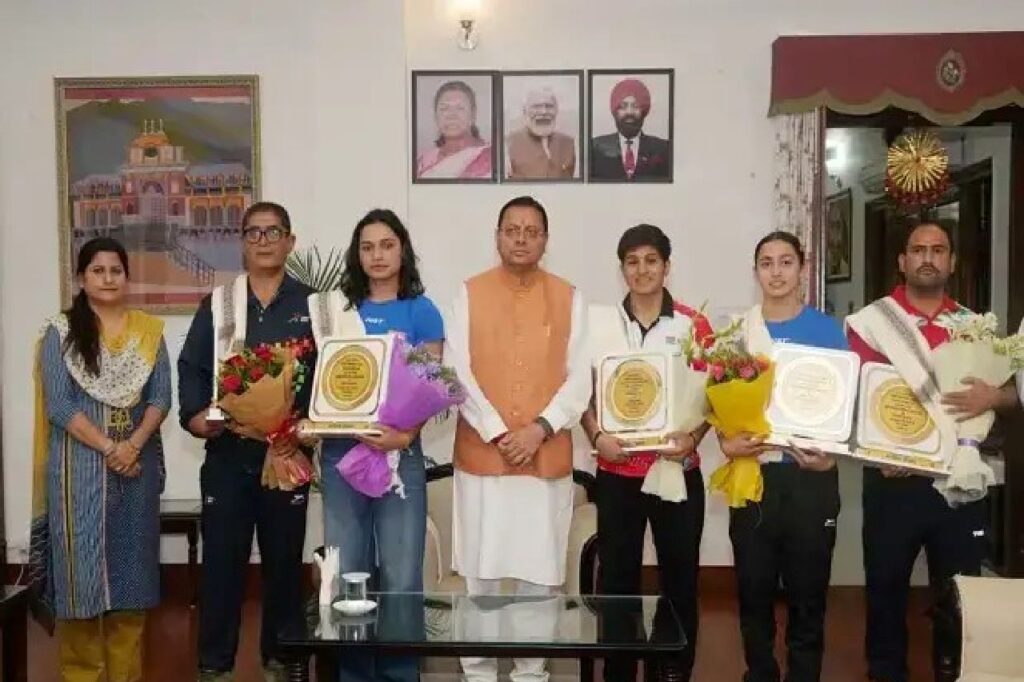 मुख्यमंत्री धामी ने अंतरराष्ट्रीय पदक विजेता महिला मुक्केबाजों को किया सम्मानित