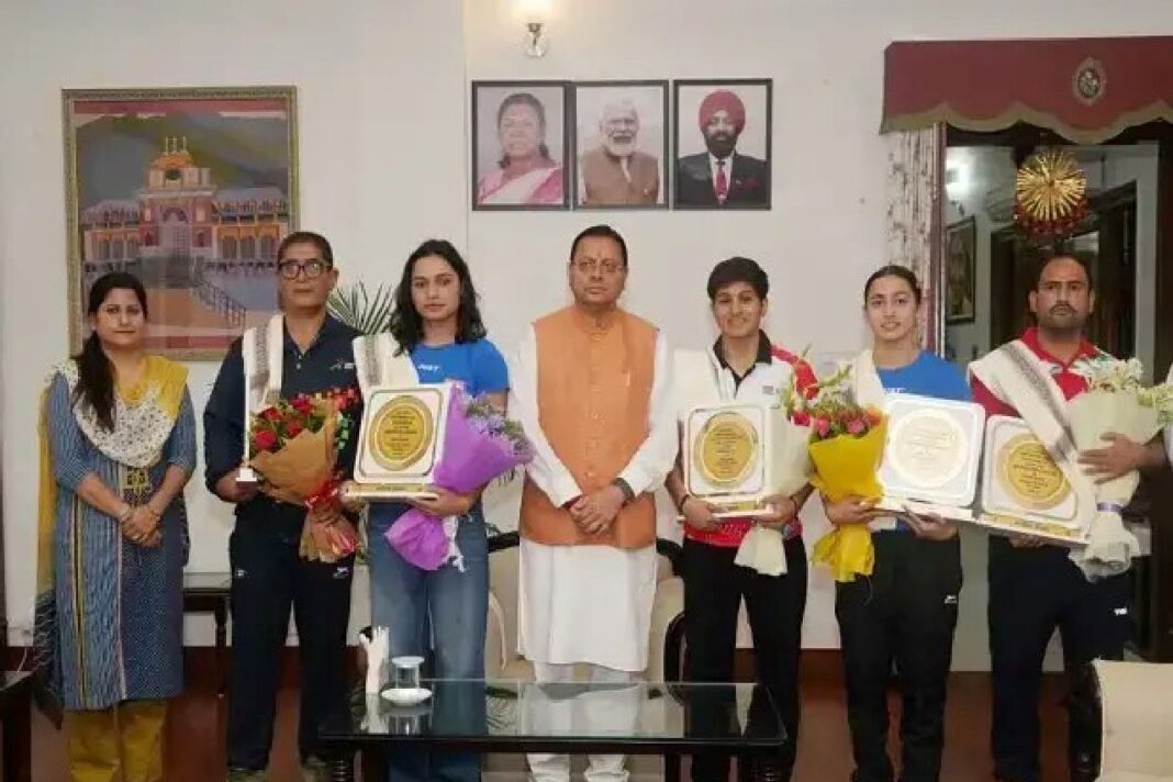 मुख्यमंत्री धामी ने अंतरराष्ट्रीय पदक विजेता महिला मुक्केबाजों को किया सम्मानित, कहा- बेटियां बढ़ा रही हैं उत्तराखंड का गौरव मुख्यमंत्री धामी ने अंतरराष्ट्रीय पदक विजेता महिला मुक्केबाजों को किया सम्मानित