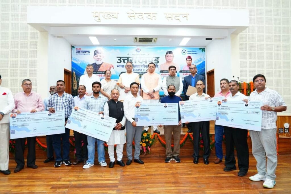 मुख्यमंत्री धामी ने लाभार्थियों को दिए सब्सिडी चेक